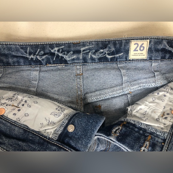 Free people button fly Bermuda boho distressed denim shorts size 26 - Picture 4 of 13